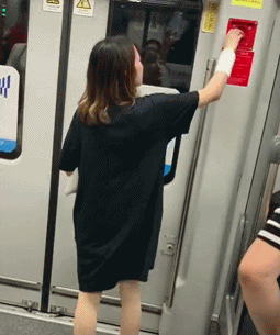 砸地铁门,同车乘客吓到尖叫,上海地铁回应!
