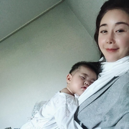 咸素媛晒女儿洗澡后照片:简直太漂亮了!希望这