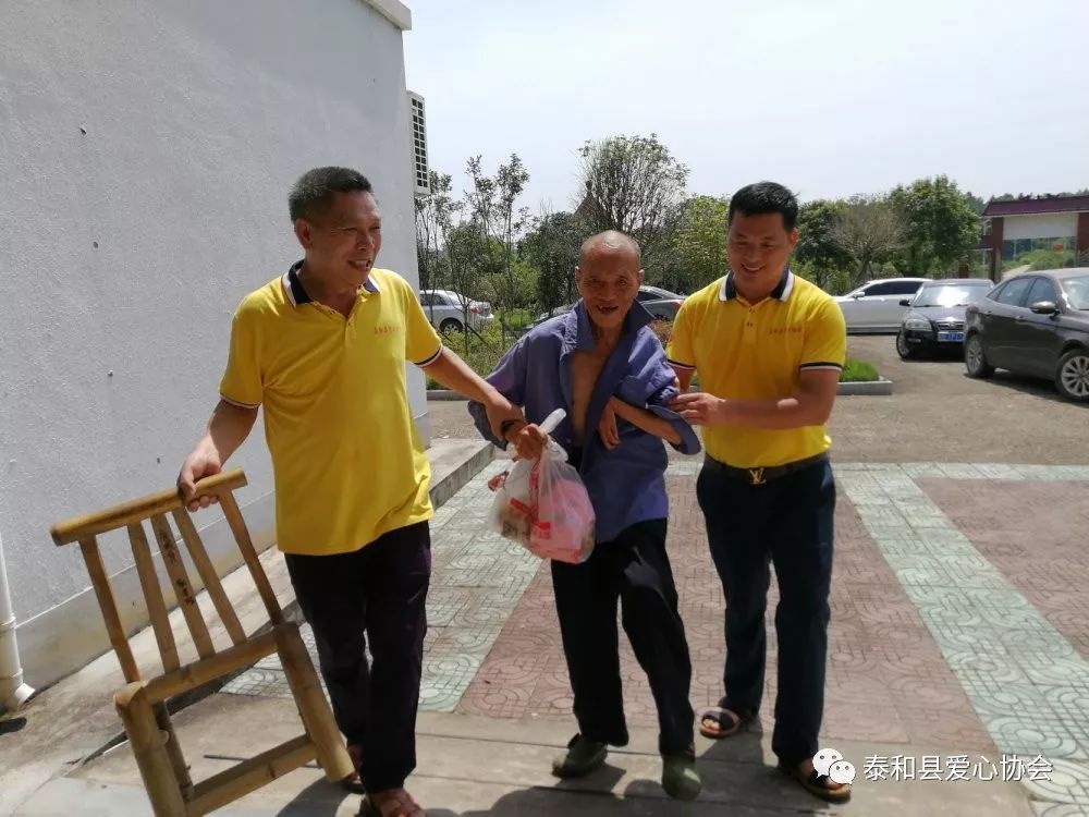 爱心协会罗礼贵会长和李循杰校长看望老人吴俊书记和螺溪镇政府白书记