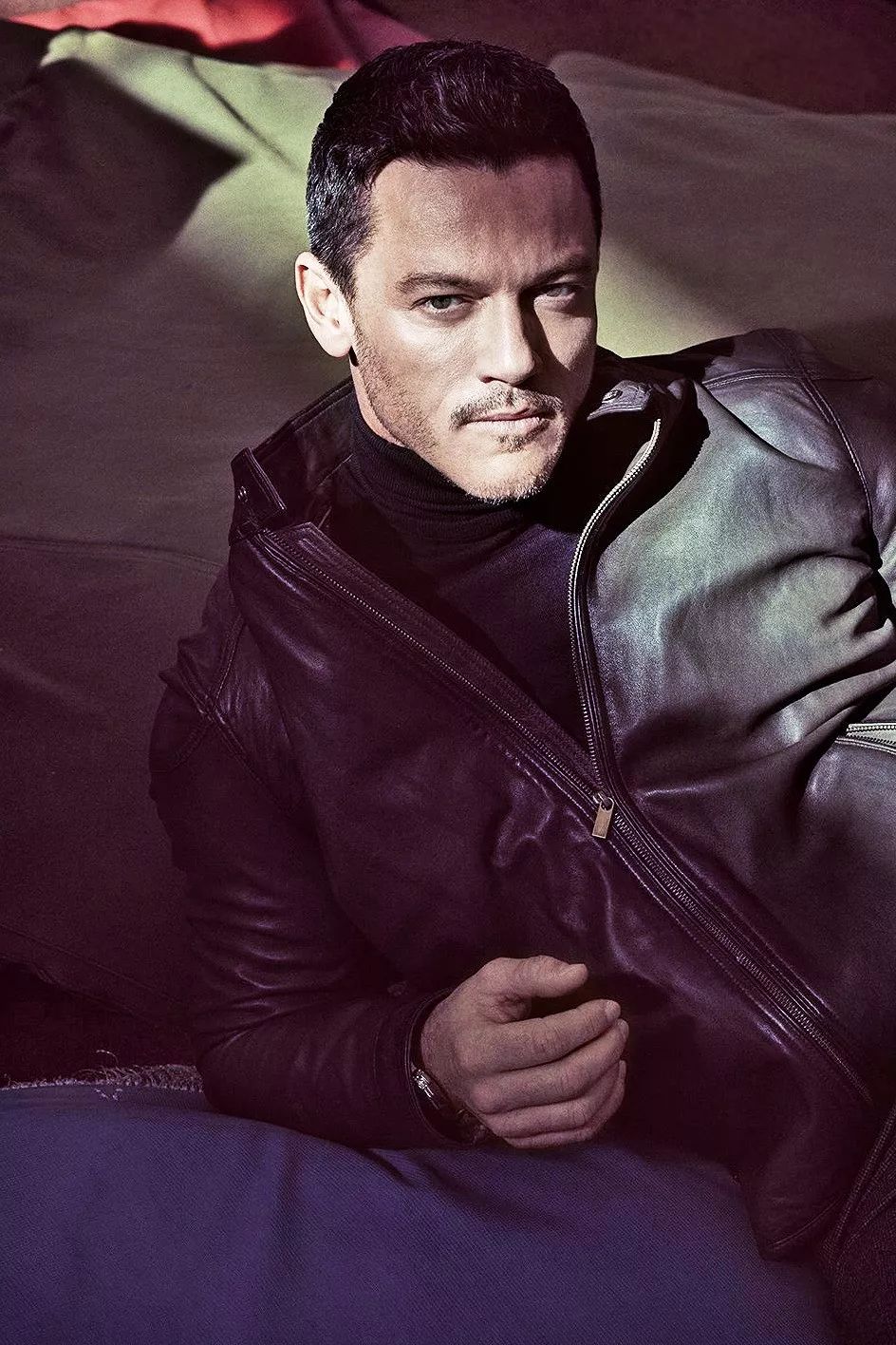 英伦叔叔Luke Evans为VERSACE当模特,时尚