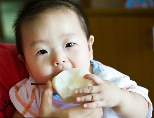                     8月份多给孩子吃2种水果，体质好少生病，孩子健康家长放心