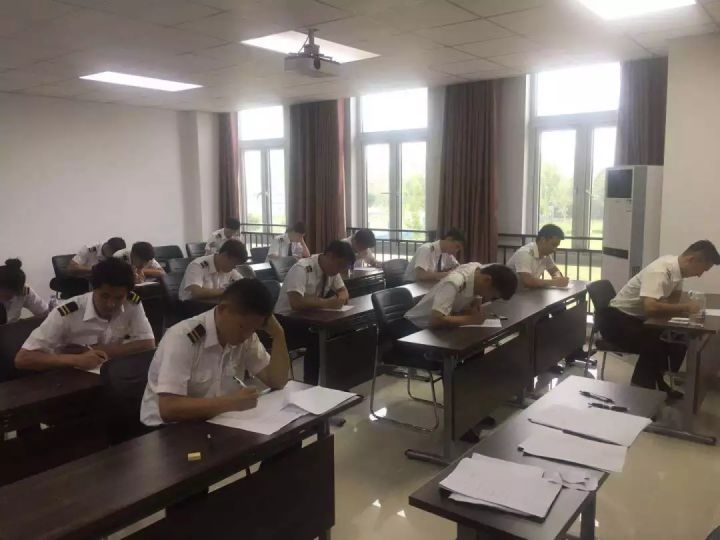 扎实飞行理论知识 金都通航上街航校近日开展大规模理论摸底测试 飞机