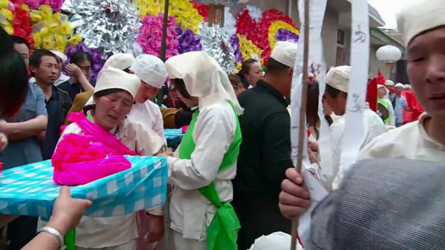 山西葬礼上浩大的祭灵场面,200多孝子孝女披红挂绿的