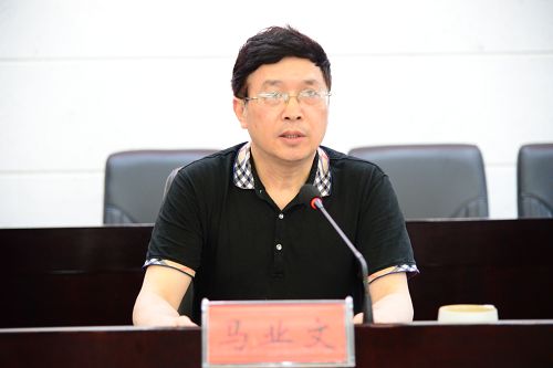 业文同志代表市人社局党组对龙伟同志和杨为明同志的工作给予充分肯定