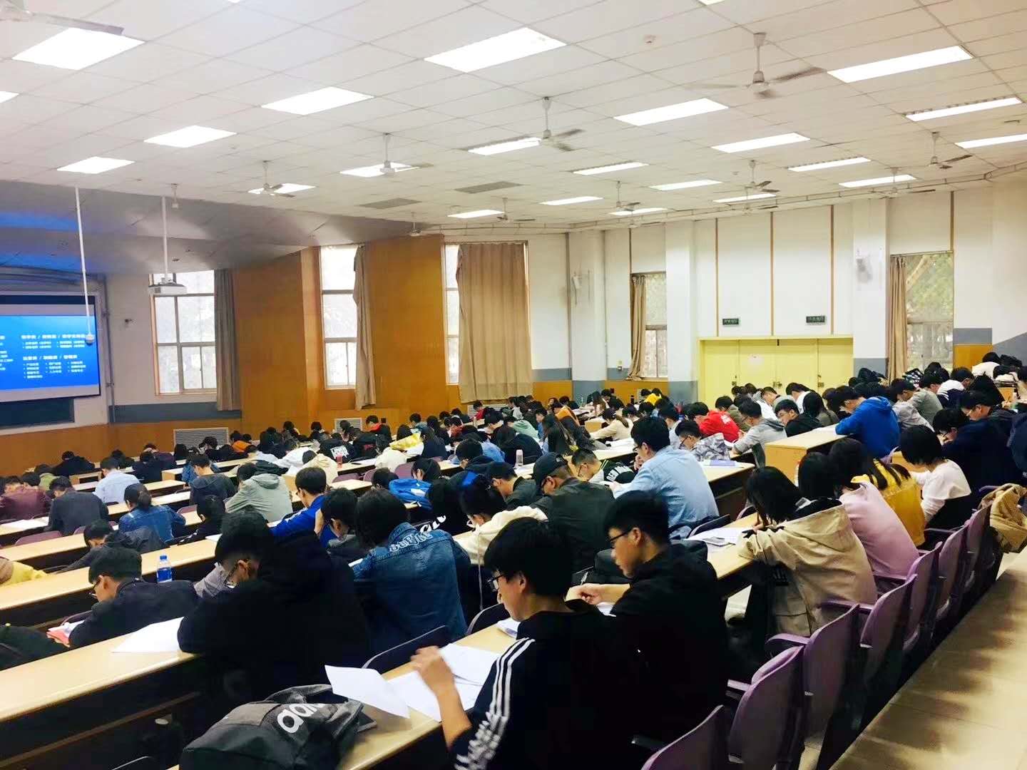 “逃避式考研”渐热?20考生:考研不是逃避,而是为了改变 万博网页版登录