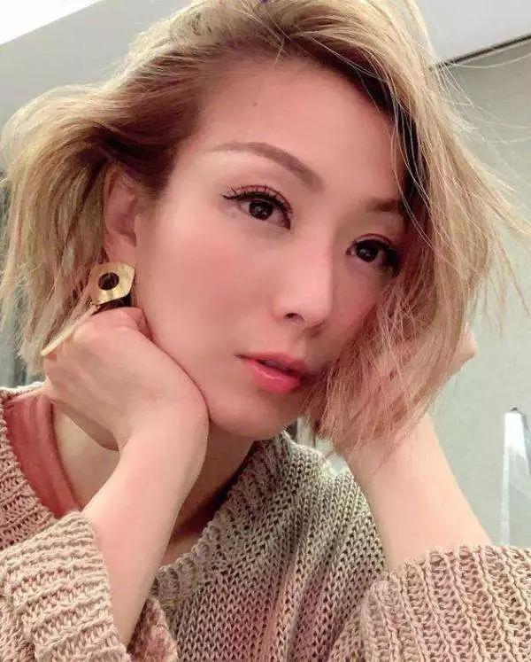 为保婚姻纹红线,天后郑秀文爱到卑微?