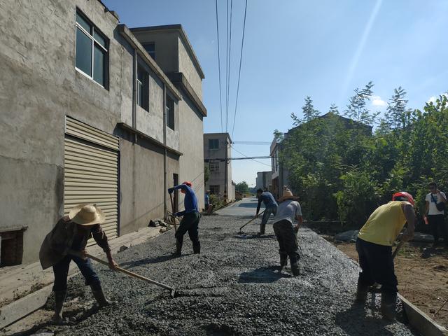 长风乡:夏日炎炎修路忙