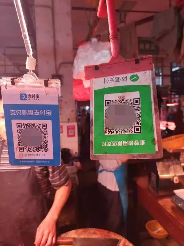 报警称,其设置在含江路菜市场猪肉摊的微信支付二维码今天被替换,昨天