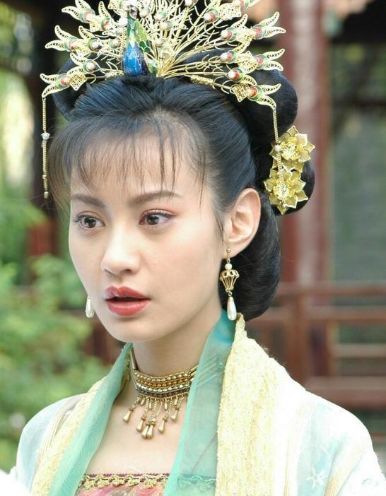 老牌女星杨雪复出拍戏,晒近照却撞脸angelababy,网友:太像了