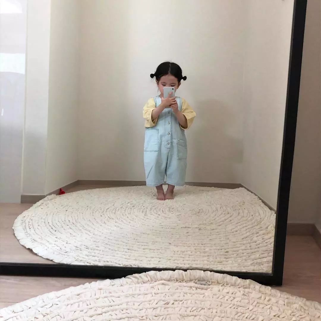 对镜子自拍,差点输给了一个宝宝