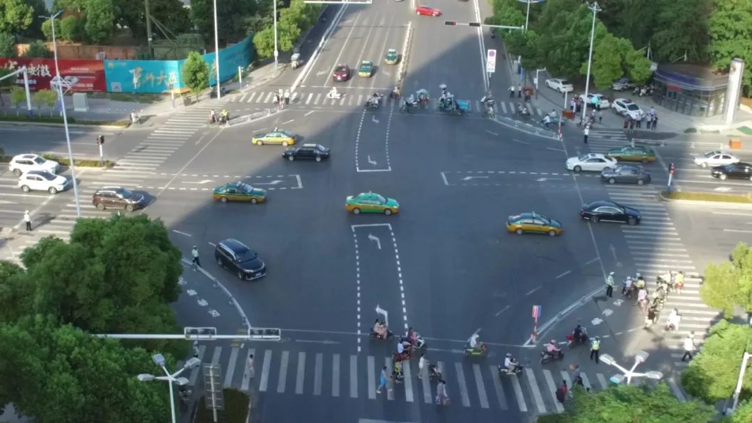 骑电瓶车的注意了过十字路口时必须遵循二次过街模式首个试行点在这里