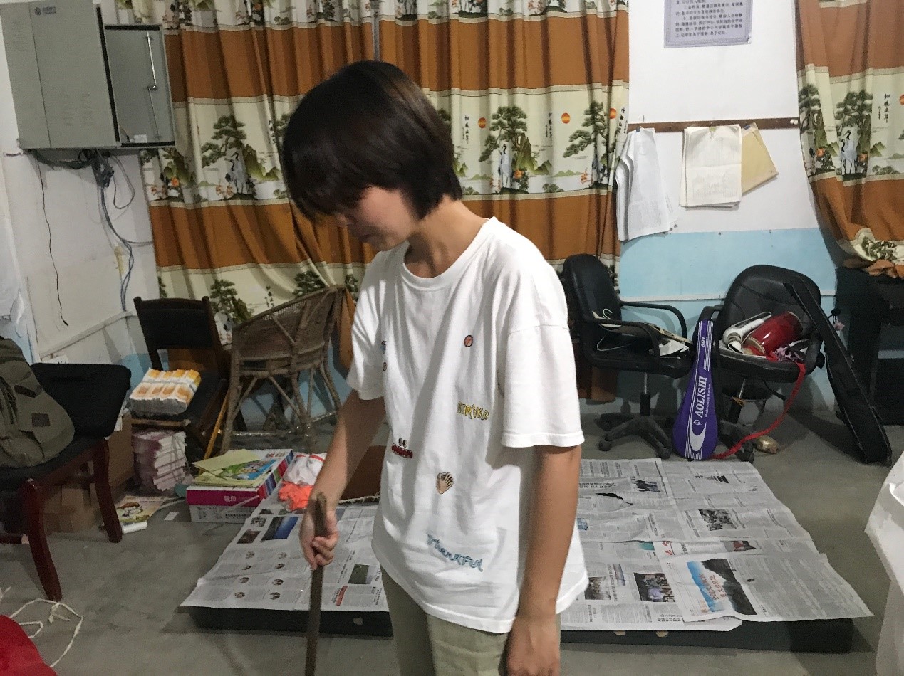 学生正在进行教室清洁工作作者:赵博洋 黄耀文摄影:张晓越返回搜狐