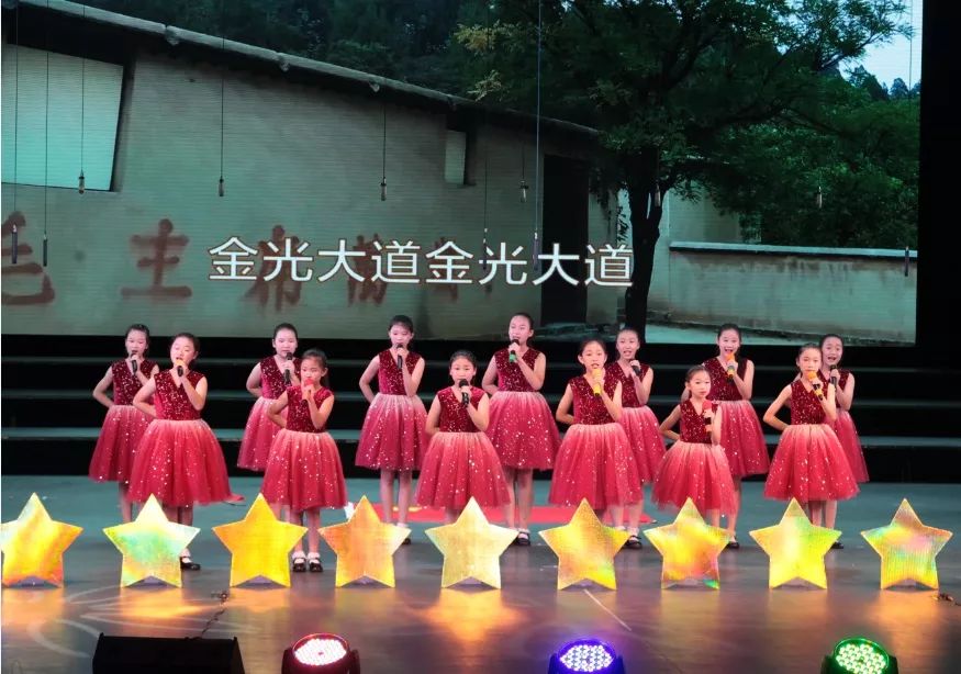 首个全国性艺术展演金奖 《永恒的队礼》 金光大道西柏坡 《永恒的队