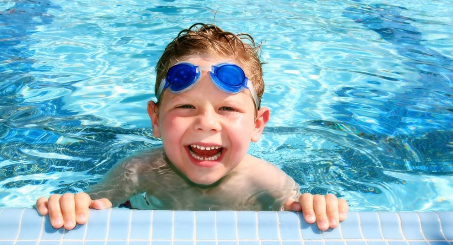 揭秘：聪明的家长都是如何提高宝宝免疫力的？最后一点不可否认！ 坚持婴儿游泳的好处 婴儿游泳有哪些好处 提高宝宝免疫力的方法 如何提高宝宝免疫力