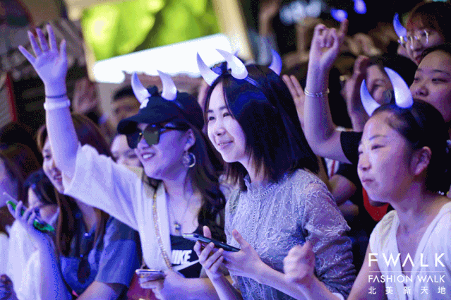 2 嘣~彩虹烟机,给你五彩斑斓的一夜  而在这个多巴胺燃烧的夏日   专