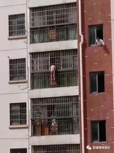 防城港一5岁男孩头卡7楼阳台,整个人外挂.