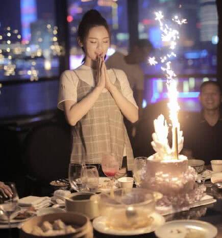 原创杨超越喜迎21岁生日，火箭少女成员送祝福，称呼却大不相同