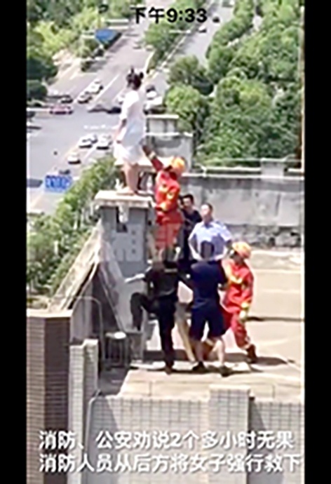 头顶烈日劝说两小时无果 他用身体当“肉垫”救下轻生女 MG视讯游戏官网