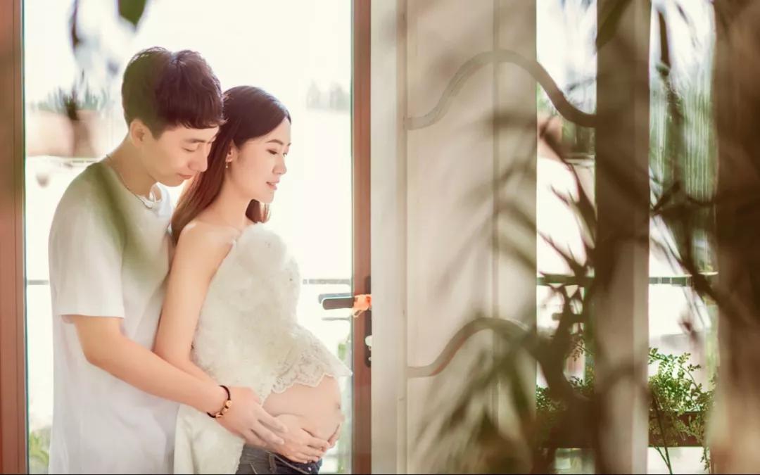 短道速滑名将韩天宇与妻子刘秋宏去年6月结婚,今天中午,刘秋宏晒出孕