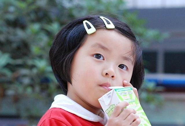                     从来不喝牛奶的孩子，跟每天都喝的比，不出1年，差距非常明显