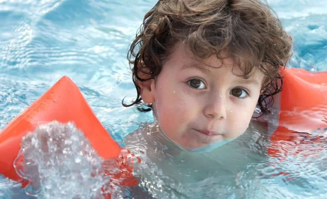 揭秘：聪明的家长都是如何提高宝宝免疫力的？最后一点不可否认！ 坚持婴儿游泳的好处 婴儿游泳有哪些好处 提高宝宝免疫力的方法 如何提高宝宝免疫力