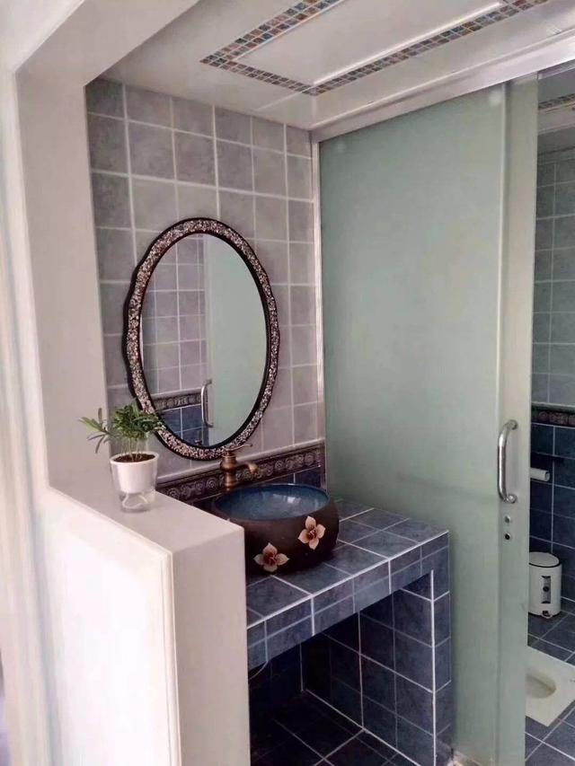 卫生间请砖匠砌一个洗漱台,颜值在线,能用几十年,比浴室柜好太多