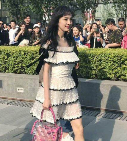 女星抹胸装现好身材,杨幂刘亦菲赵丽颖迪丽热巴,谁的身材最好