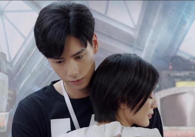 《热爱的》中,有一对打酱油CP,撒糖全靠男演员一往情深的眼神