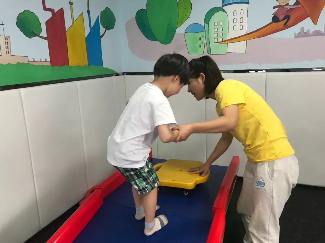                     家长注意！孩子出现这些怪异举动千万别掉以轻心，抓紧做个筛查吧！