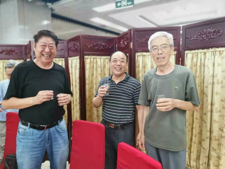 申赶上,肖上潘45年后喜相见.于本城与老战友们交谈,共叙往事.