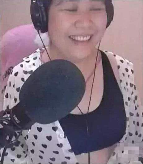 斗鱼变脸大妈乔碧罗玩花式炒作,网友:"不给同行主播留