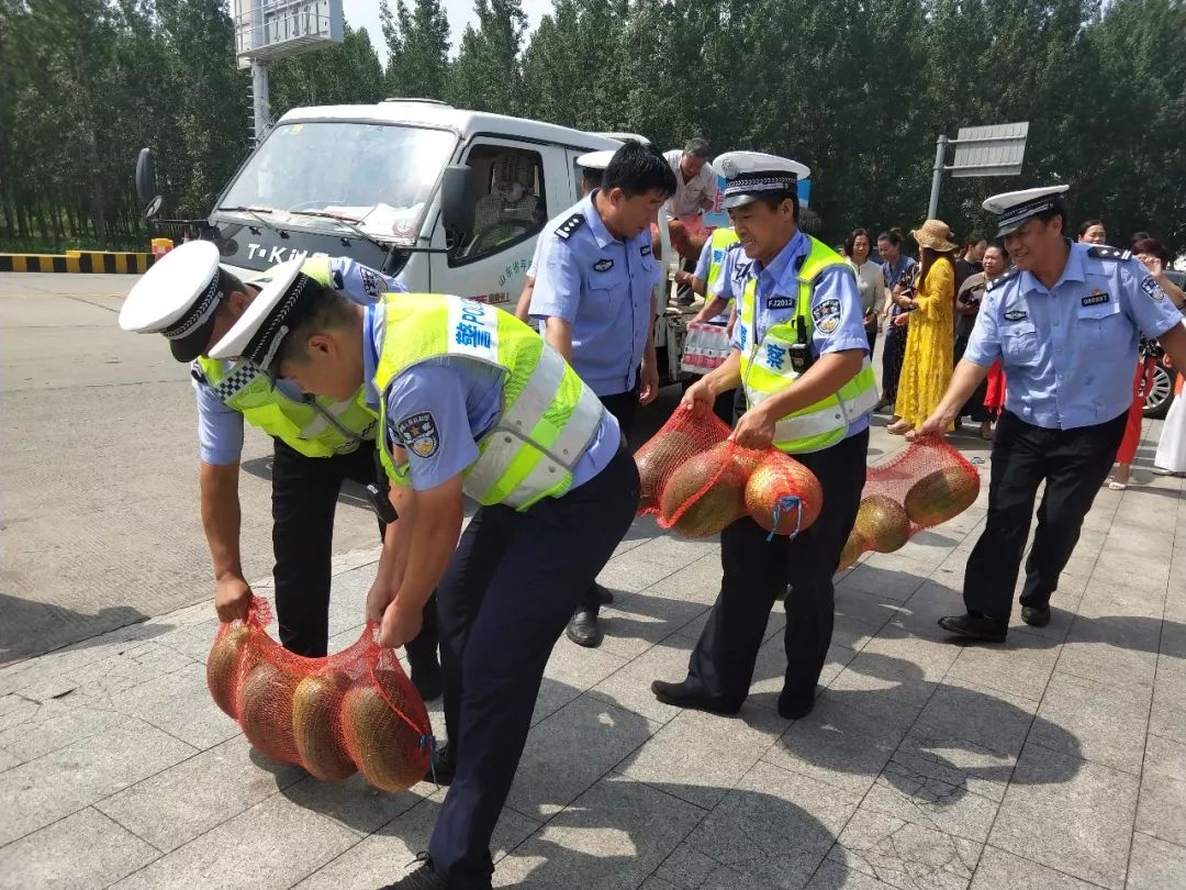 参观高速交警二队值班室,事故处理中心,指挥中心与交警二队队长张建忠