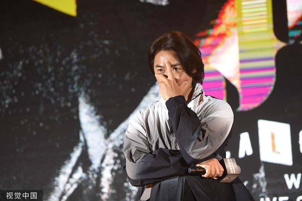 51岁郑伊健略显"幸福肥 穿着个性有古惑仔风范