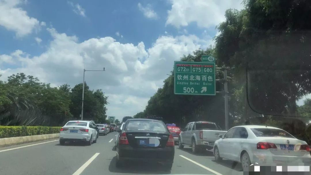 从网友拍摄的图片可以看到 通往机场的高速道路两侧 排满了长长的