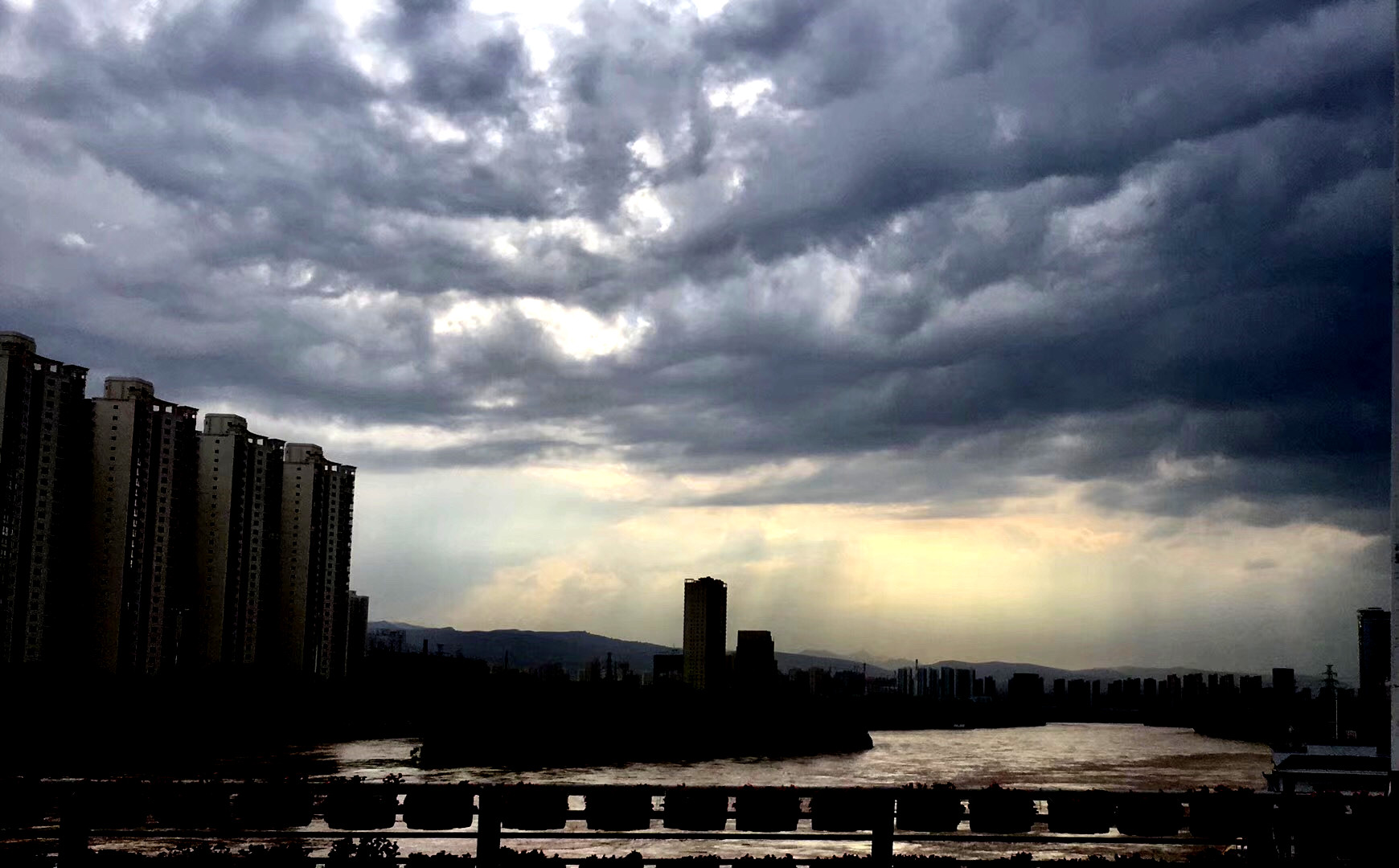 风雨之后,傍晚的兰州美成了一幅油画 钱柜777唯一官网地址