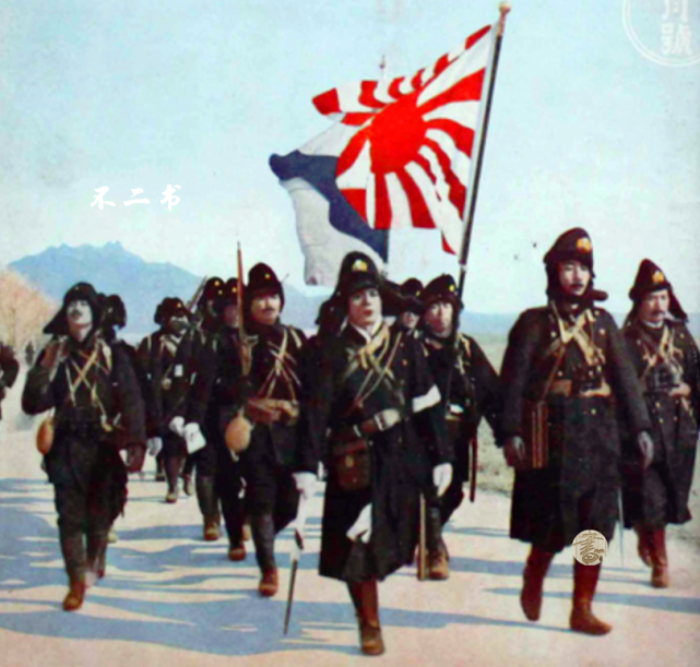 战场上占领了广州,画面中为日本海军部队高举军旗,在港口进行阅兵仪式