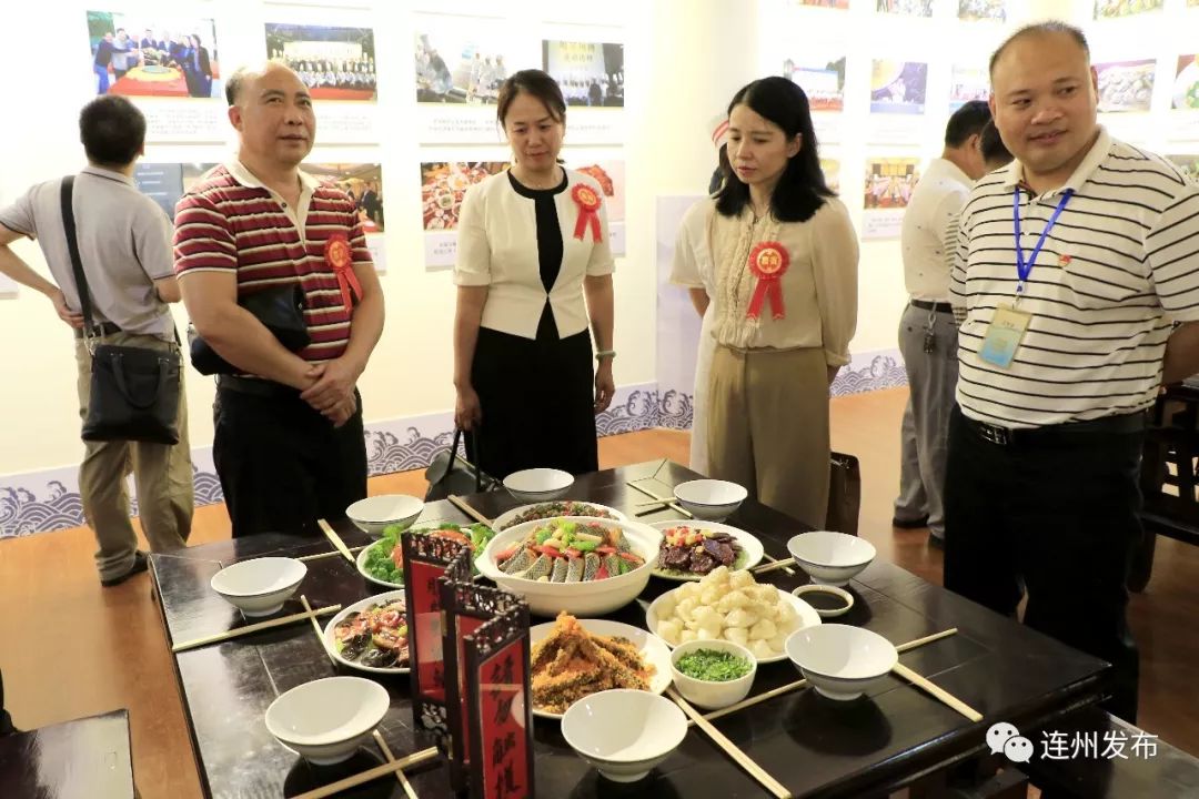 观看师生现场烹饪 冯郁娴表示,基地设置