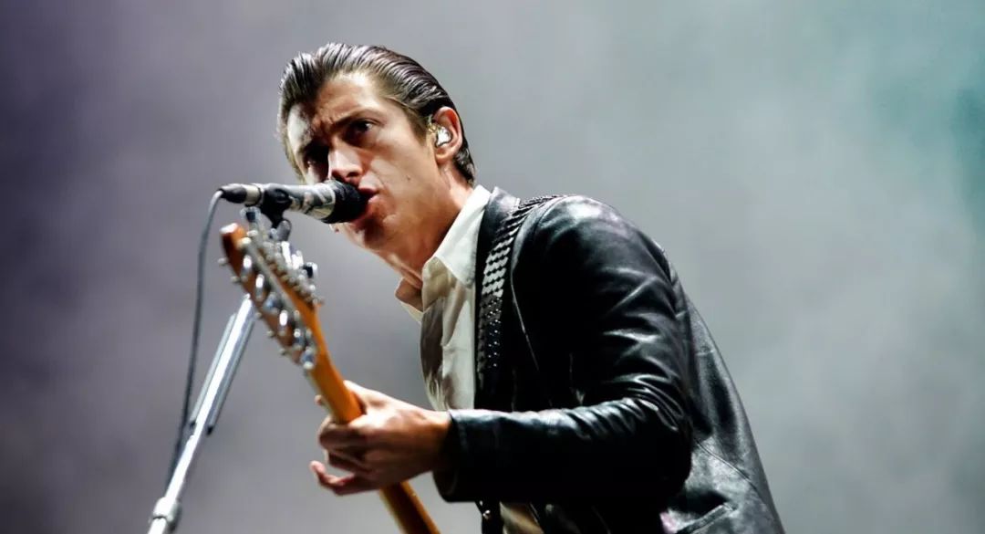 后来 alex turner 成了他的精神导师,鼓励着他开始进行创作,在加入