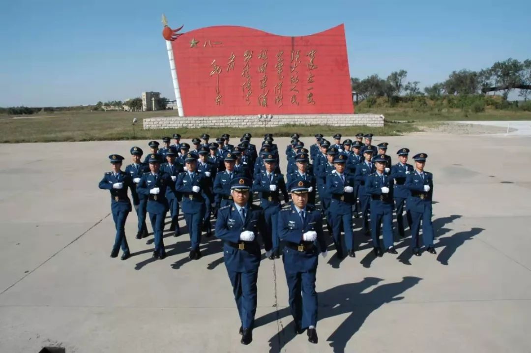 钟德生,1981年出生,2001年入伍,在江苏镇江陆军某部队服役,2003年
