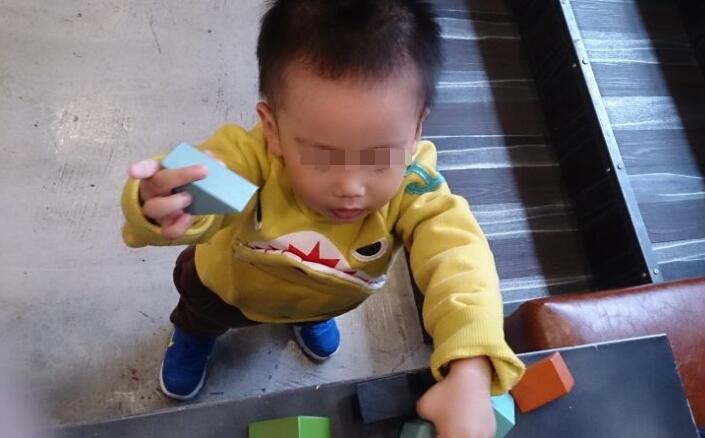 2岁男孩误把干燥剂当零食,机智妈妈一招救了孩子,医生夸赞不已 凯时娱乐官网