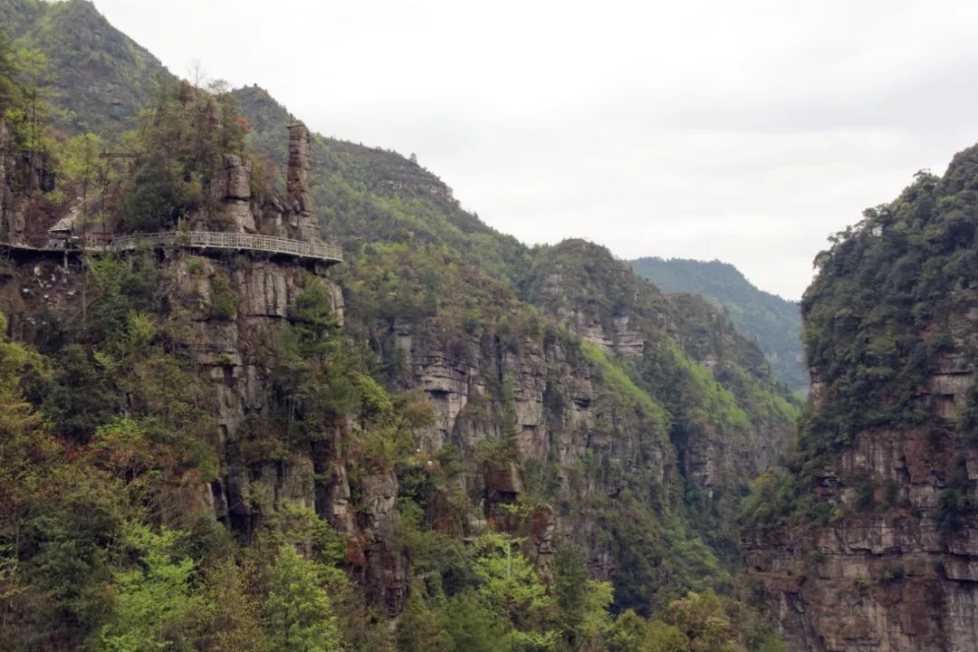 无漂流,不夏天!激浪一夏,就来独山夹缝岩景区,用漂流释放你的激情!