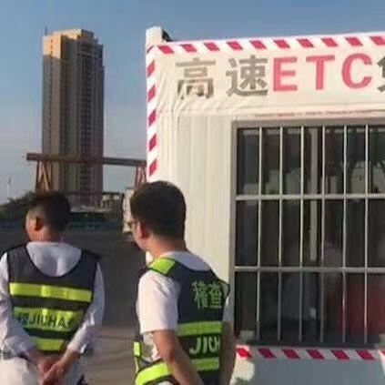银行员工穿稽查服拦车办ETC，车主：那我办还是