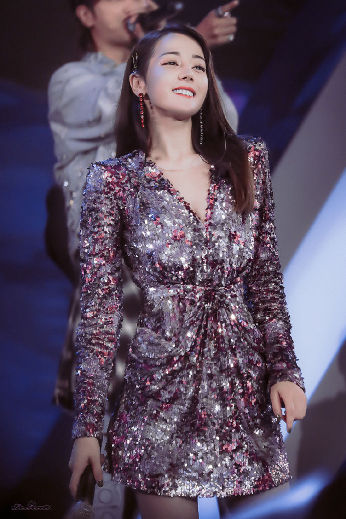 极限挑战公益演唱会上,迪丽热巴载歌载舞、颜