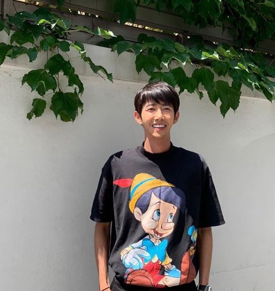 韩国男星整容成瘾？削骨出现后遗症脸挂不住肉 还想再做下巴手术