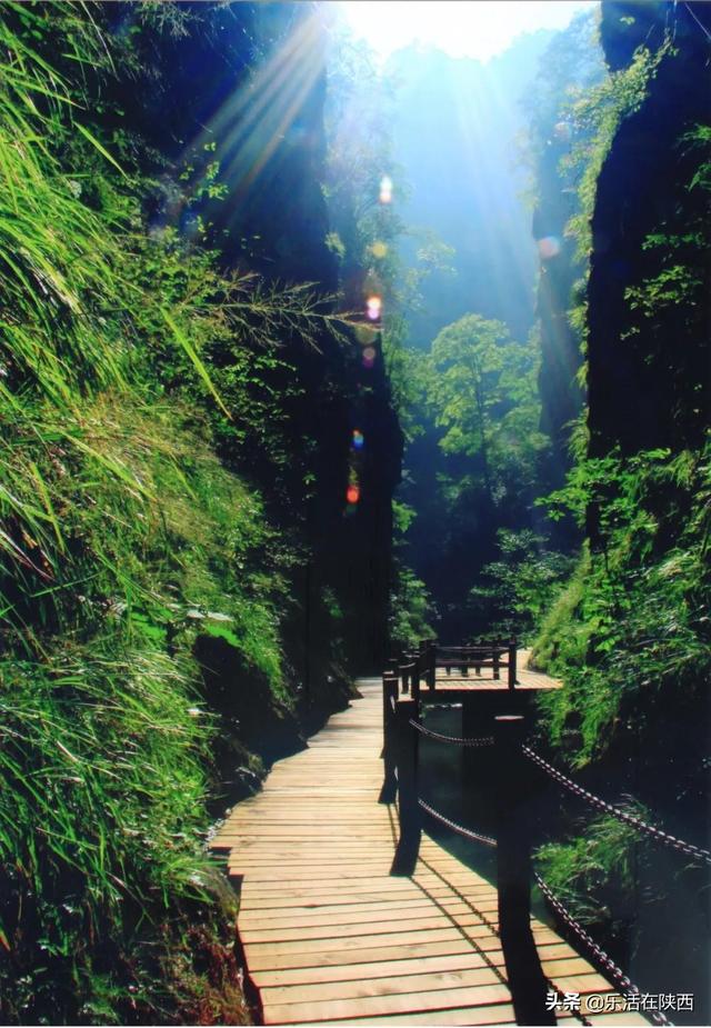旅游攻略:山水掩映,峡谷漂流,陕南这处生态王国很适合