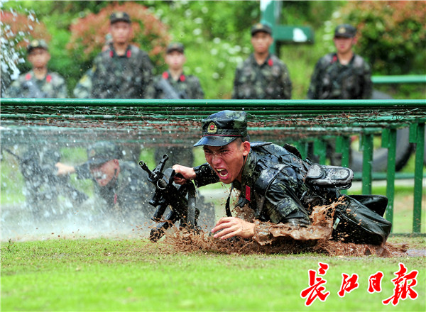 八一献礼,致敬高温下练兵备战的驻汉官兵 乐虎国际在线客服