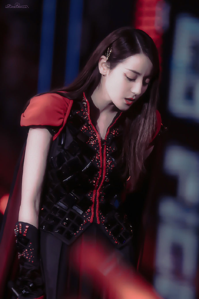 极限挑战公益演唱会上,迪丽热巴载歌载舞、颜