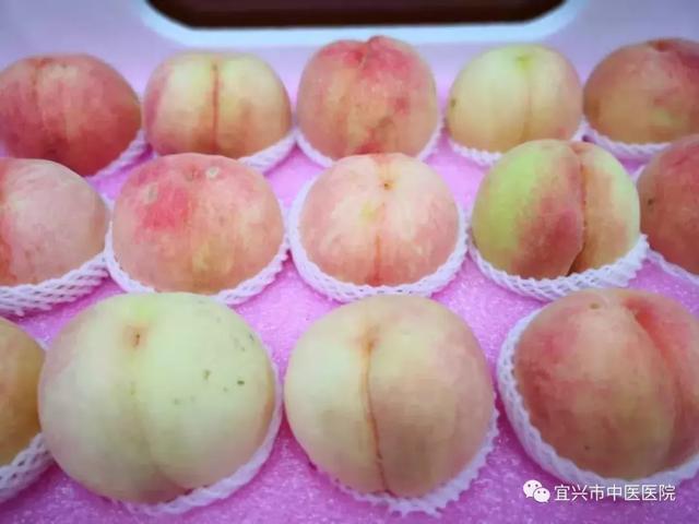                     无锡10岁女童咬了一口水蜜桃，嘴唇肿得像香肠，差点窒息