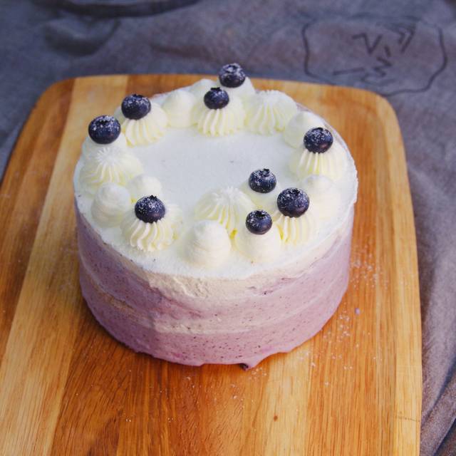 自己做的蓝莓冰淇淋蛋糕,不齁嗓子不冰牙,只有浓郁的蛋糕香!