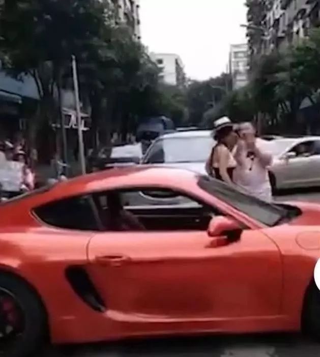 重庆保时捷女司机猛扇男子耳光,反被扇打飞帽子,警方通报来了!